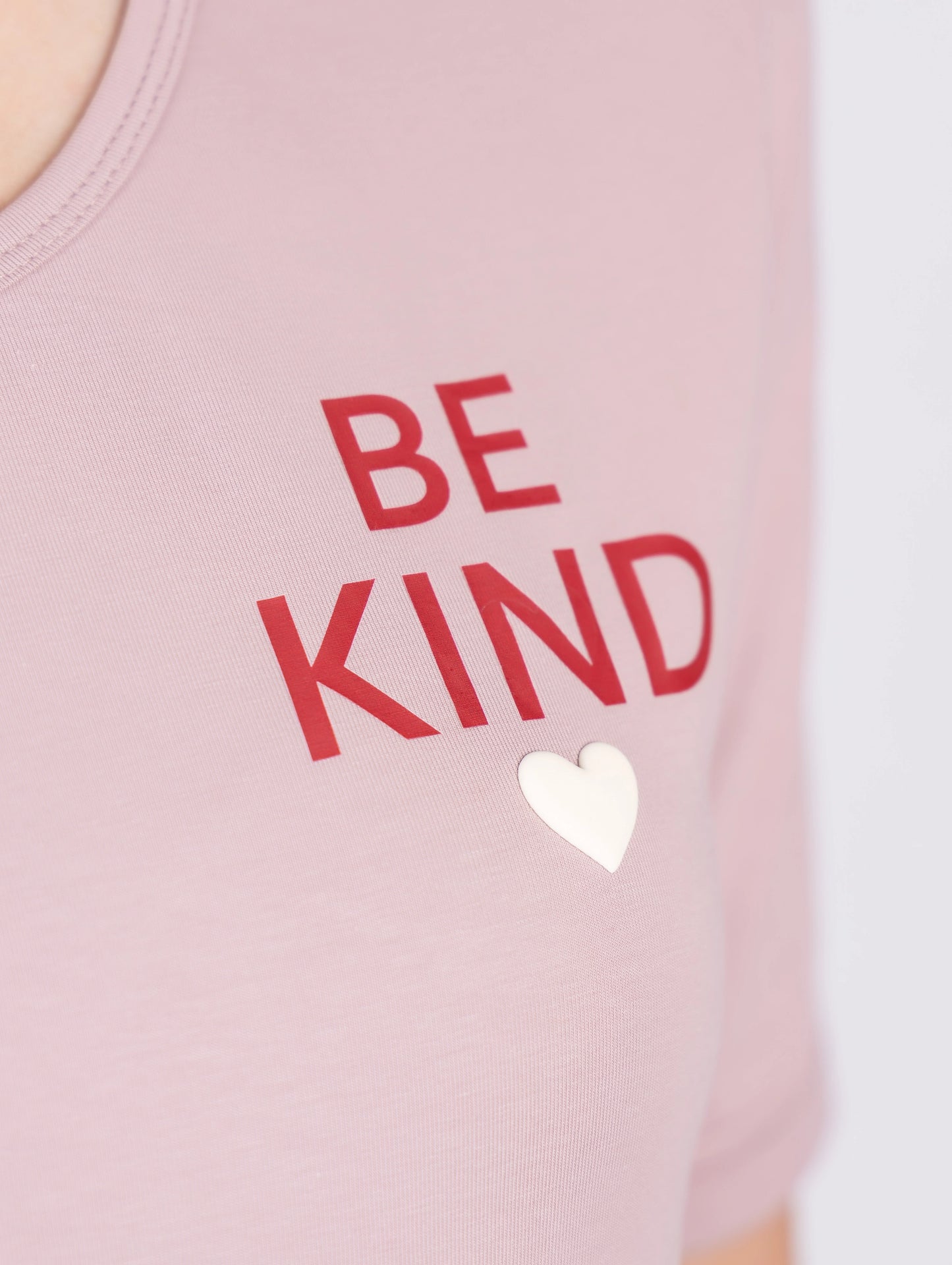 بيجامة نسائية تيشيرت طويل بطبعة Be Kind